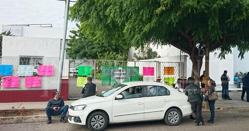 Toman edificio y exigen destitución de encargada de Semarnat en BCS