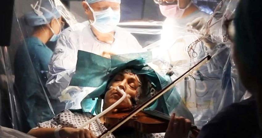 Toca el violín mientras le extirpan un tumor cerebral