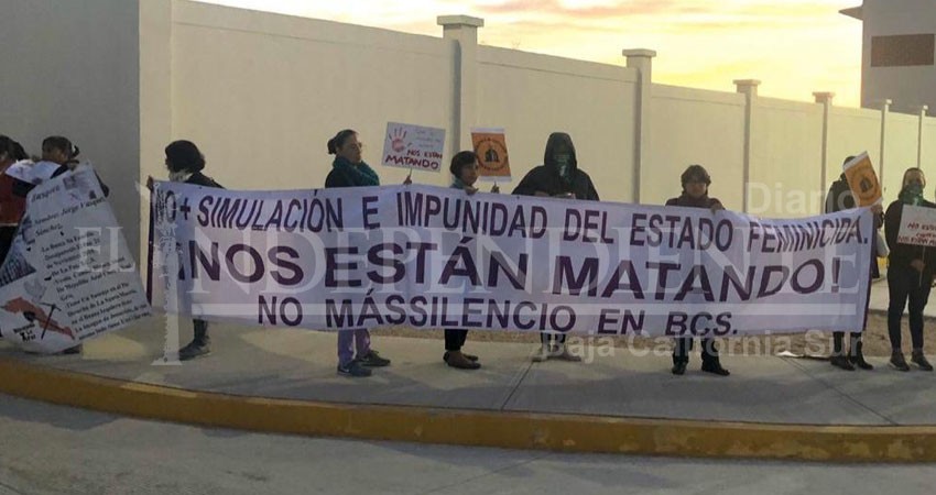 Con protestas reciben a AMLO en la base aeronaval tras mesa de seguridad