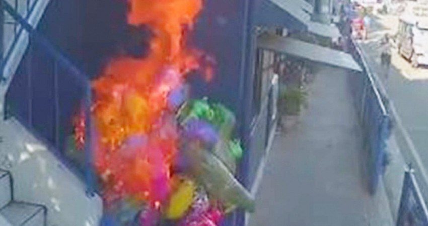 Niños le prenden fuego a vendedor de globos; le hacían una 'broma'