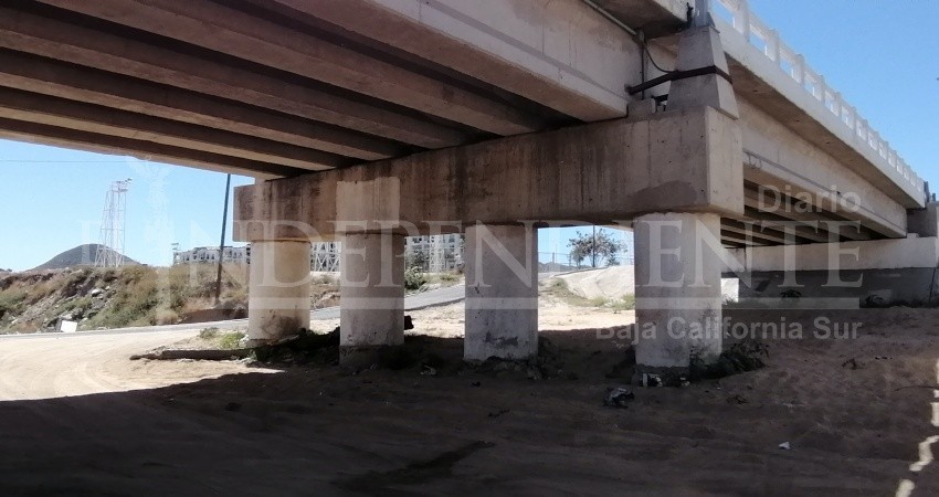 Convertidos en "Cantina pública" parte baja de puentes de la Transpeninsular en Los Cabos