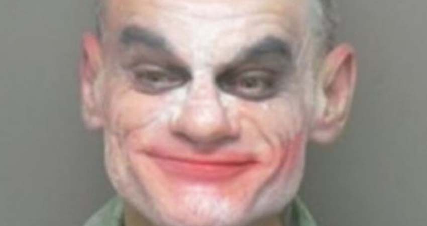 Arrestan a hombre disfrazado de Joker; lo acusan de terrorismo