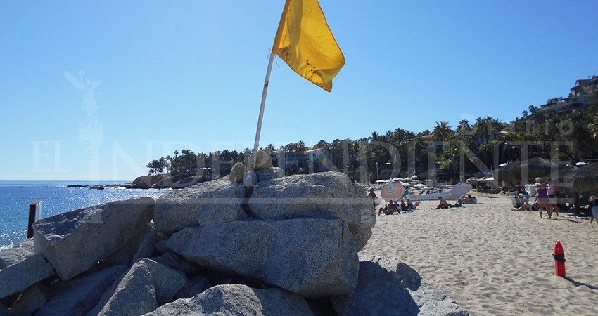 Pide Zofemat estar atentos a las banderas en playas por posibles lluvias y vientos esta semana