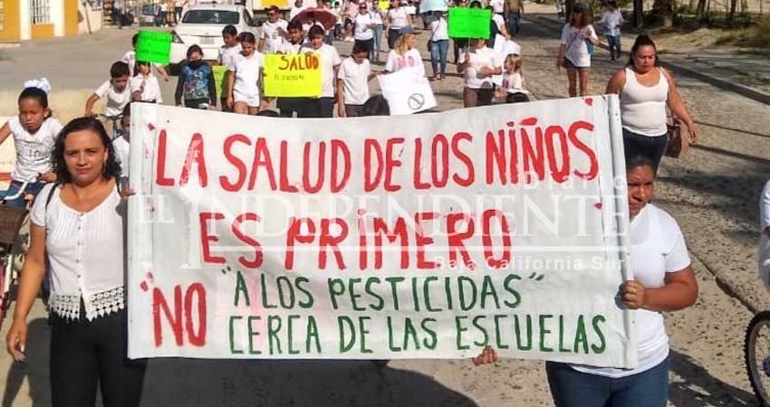 ¡No a los pesticidas cerca de escuelas!, exigen padres de familia en Todos Santos