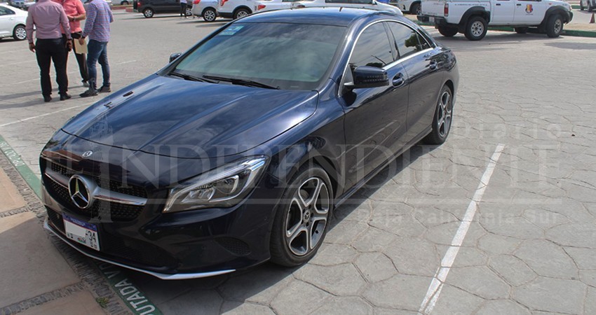 Violenta reglamento de tránsito el lujoso Mercedes Benz de la diputada Perla Flores