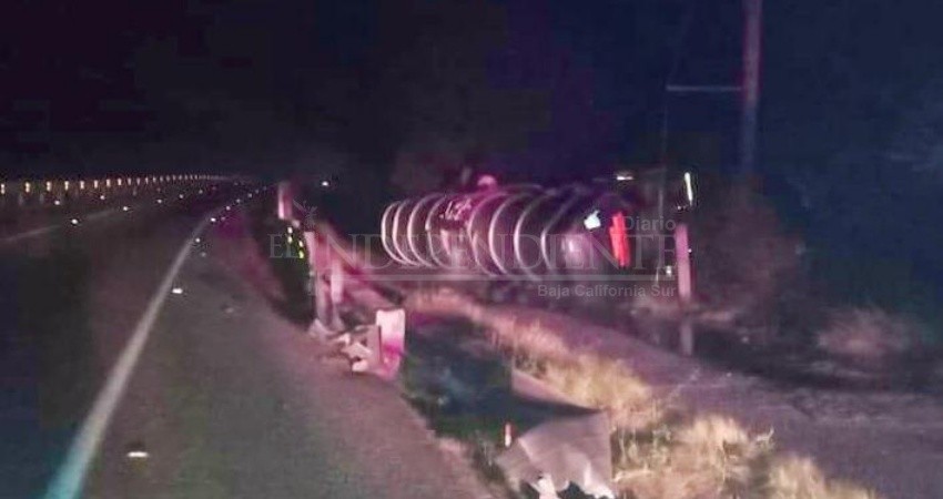 Se voltea pipa con más de 6 mil litros de gasolina en carretera La Paz -Todos Santos