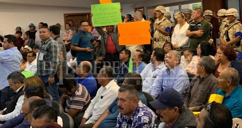 Abarrotan el congreso BCS con manifestantes previo inicio de sesiones