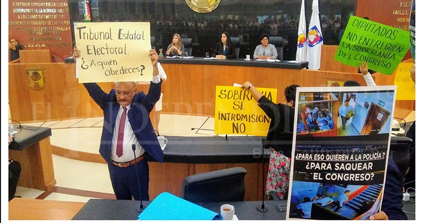 Morenistas protestan por “saqueo” de documentos en el Congreso BCS