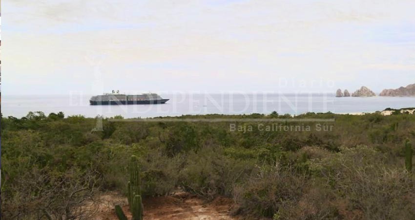 Llegó a CSL el crucero "Oosterdam"; estará 30 días fondeado en la bahía