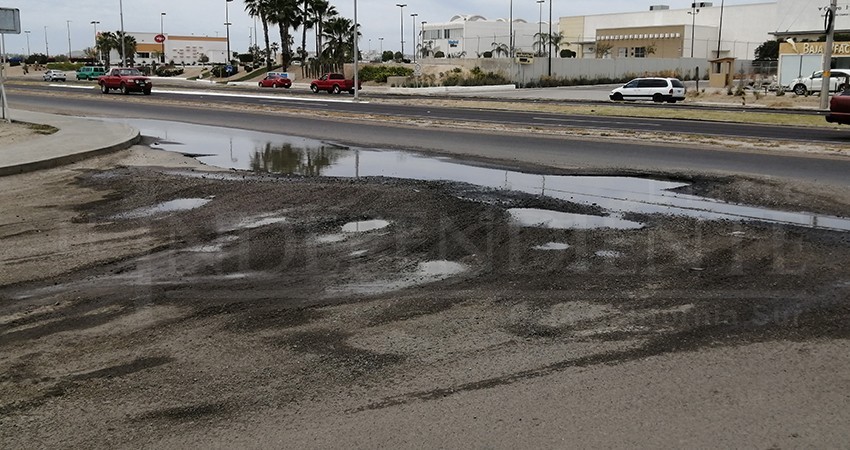 Meses de encharcamiento y baches en lateral de Carretera Transpeninsular en CSL