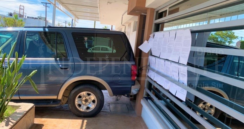 Sigue el pleito: Diputado del PES bloquea con su camioneta la Dirección de Finanzas de Congreso