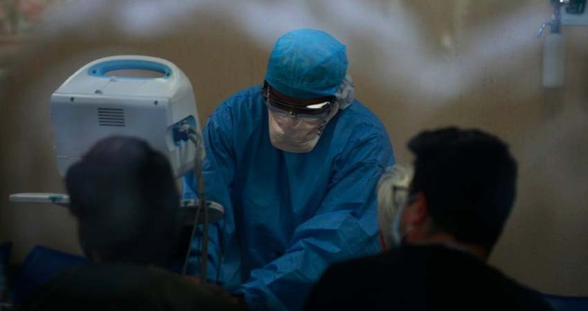 Firma el presidente decreto para adquirir equipos médicos con urgencia