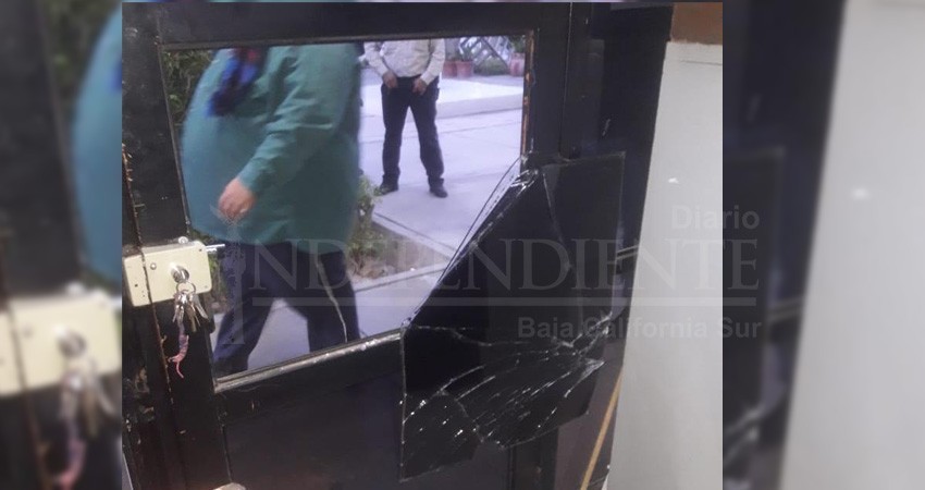 Policía Municipal llega a resguardar Congreso tras cristalazo