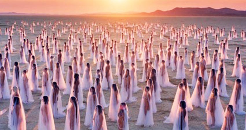Spencer Tunick vira a la sana distancia ante la pandemia