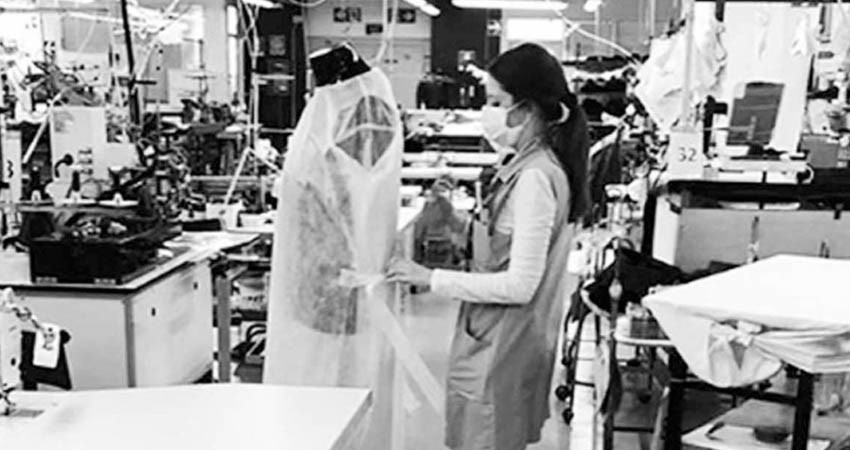 Armani deja la moda y fabrica batas para ayudar a médicos