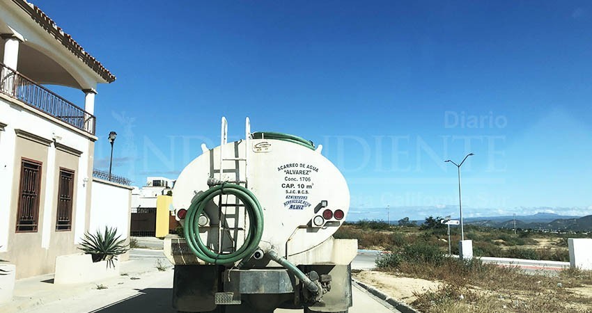 Ayuntamiento cede y entrega de agua por medio de pipas en CSL para evitar desabasto