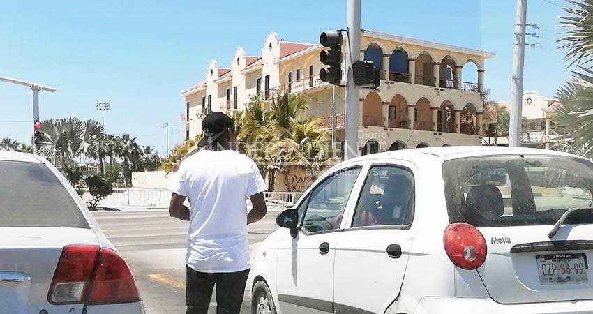 Franeleros y limosneros hacen suyos semáforos y cruces viales de CSL