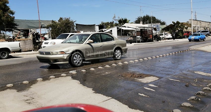 Colapsa drenaje de calle Leona Vicario en CSL