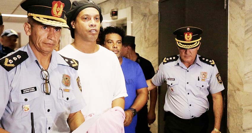 Ronaldinho cumplirá el lunes un mes en prisión