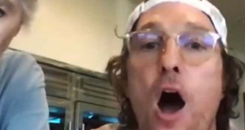 Matthew McConaughey juega bingo virtual con viejitos aislados