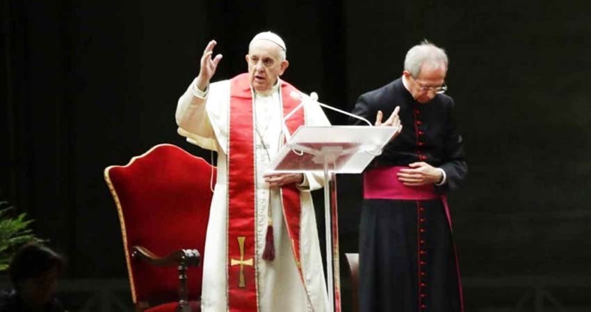 Papa Francisco realiza Viacrucis sin feligreses en la Plaza de San Pedro