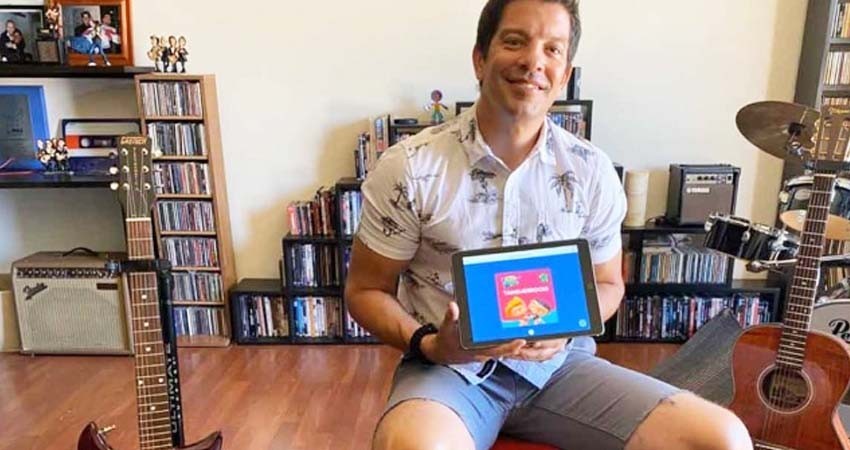 Yahir construye manualidades por internet