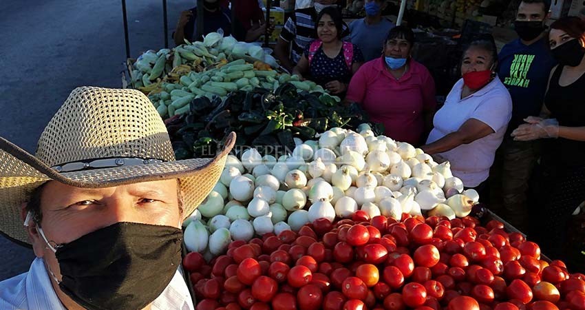 “Una despensa no alcanza”: vende verdura y la ganancia la regala a colonias afectadas  de La Paz