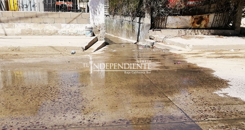 Derrama aguas negras alcantarillado de colonia 04 de Marzo en CSL