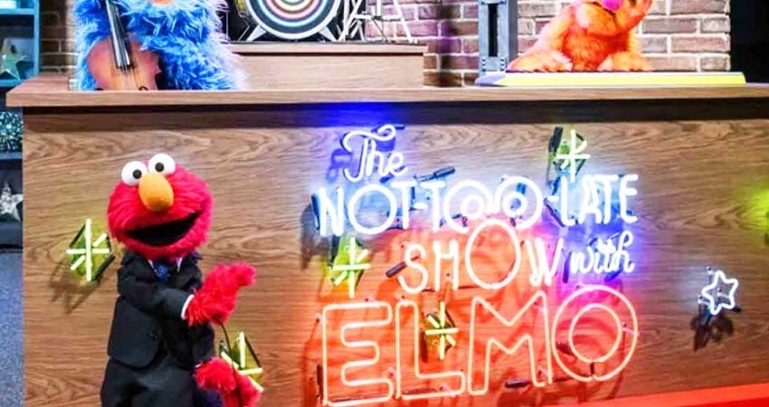 Elmo estrena talk show nocturno en HBO con grandes invitados