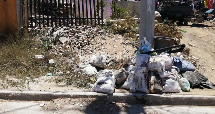 Cacharros invaden banquetas de colonia 4 de Marzo en CSL