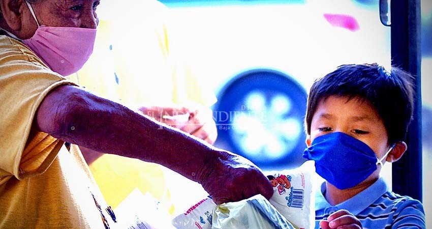 Entregan ciudadanos a personas vulnerables por COVID-19, 2.8 toneladas en despensa en Loreto