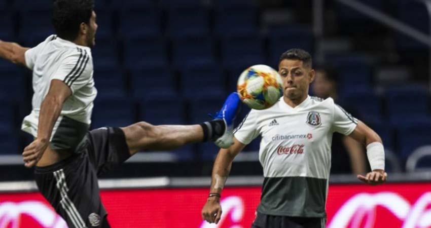 Martino contrasta los momentos de Jiménez y ‘Chicharito’