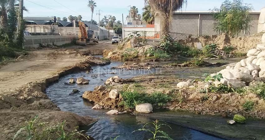 Vecinos de Santa Rosa viven la cuarentena en medio de fétidos olores por derrames de aguas negras