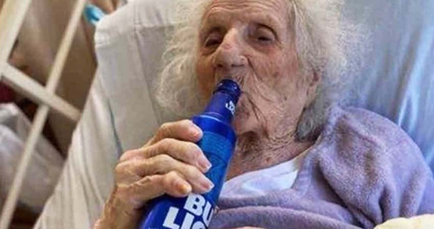 Abuelita de 103 años vence al coronavirus; celebra con cerveza fría