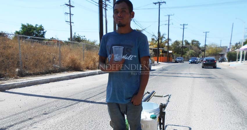 Se quedó sin empleo, y ahora busca el sustento tapando baches 