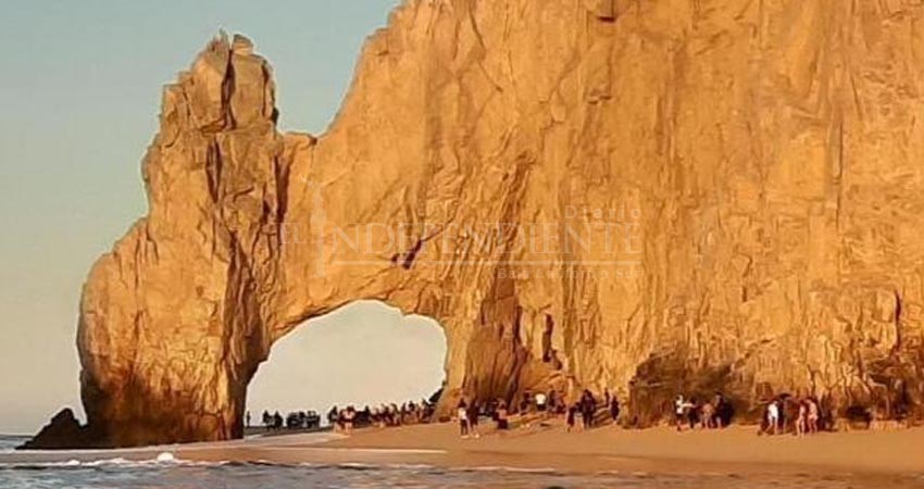 Abarrotan playa del Arco de piedra en CSL