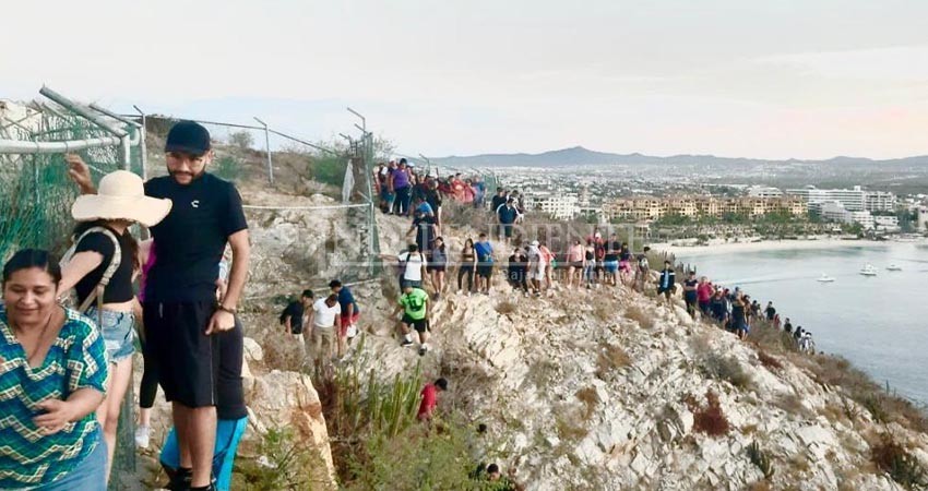 Euforia por foto en El Arco de CSL sepulta la “sana distancia” en Los Cabos
