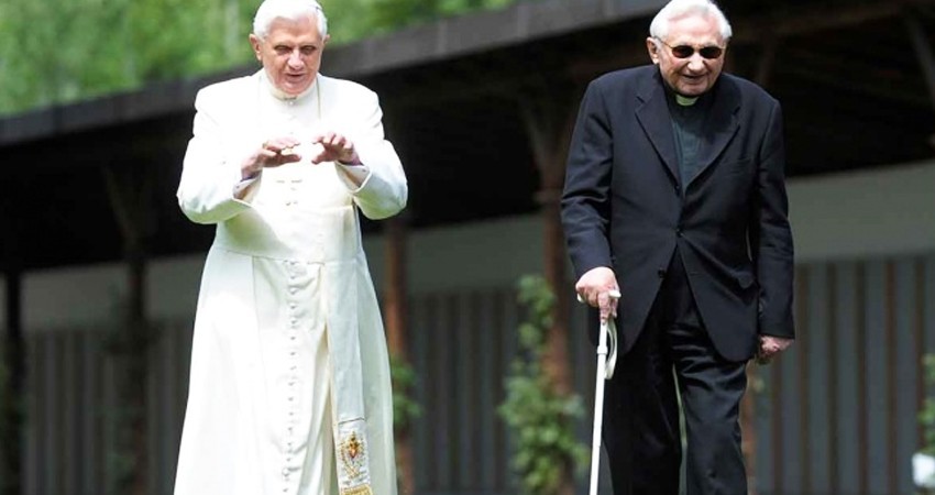 Benedicto XVI visita la tumba de sus padres y su vieja casa