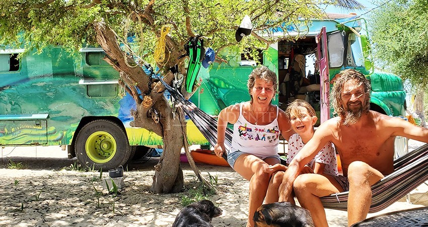 Desde la Patagonia llegó “bicho latino”, un camión que traslada a una familia por toda América