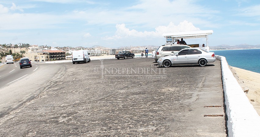 Apenas 2 semanas que el mirador de Costa Azul fue reabierto, y ya reportan fuerte olor a orines 