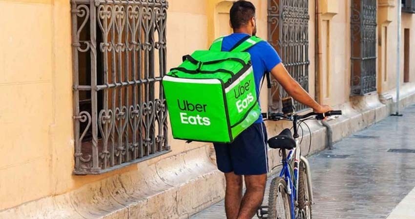 Repartidores de comida por apps se van a huelga en Brasil