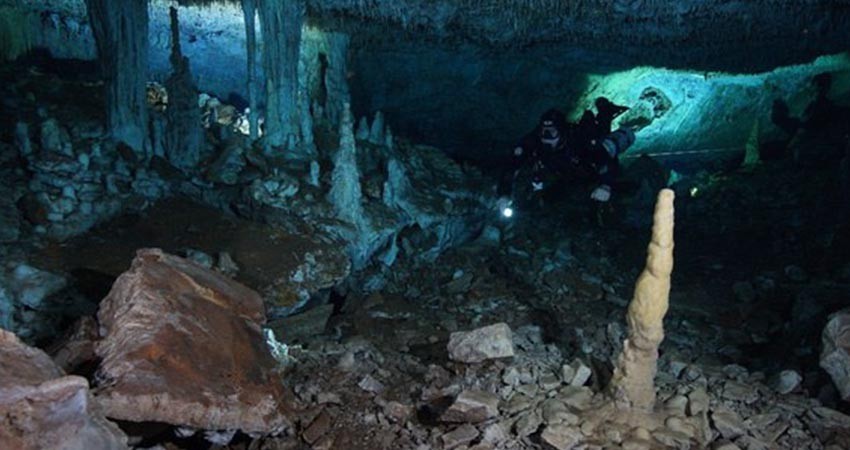 Hallan antiguas minas de ocre en cenote de Quintana Roo