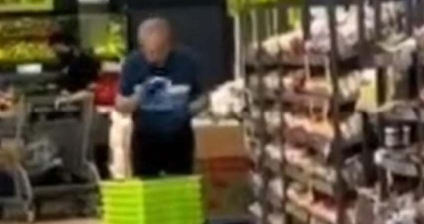 Captan a empleado de supermercado limpiando canastas... ¡con saliva!