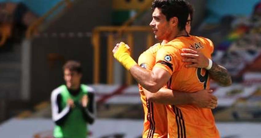 Raúl Jiménez iguala marca goleadora de Carlos Vela en una liga europea