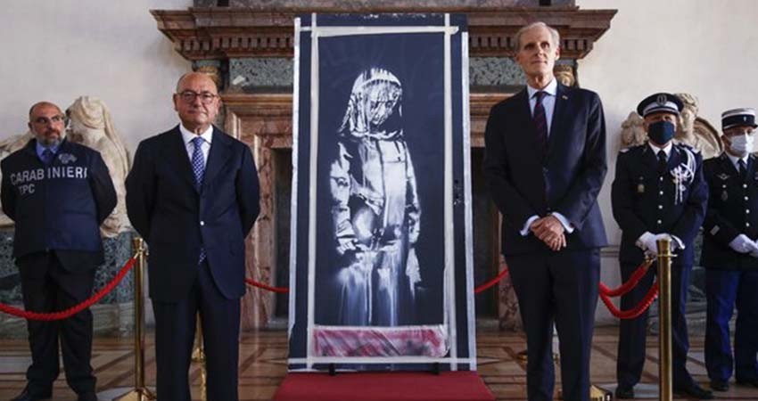 Italia entrega a Francia el Banksy robado en el Bataclán