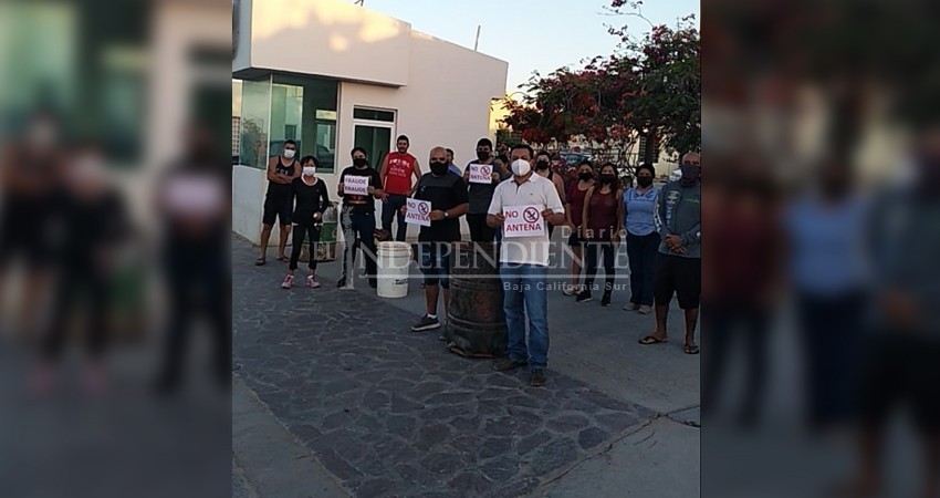 Inconformes vecinos por construcción de antena de radio en fraccionamiento "Aura" en CSL