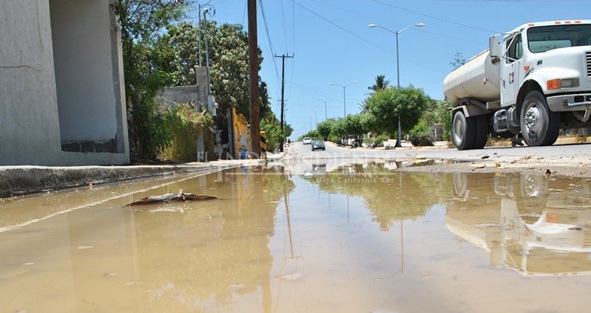 En medio de crisis por desabasto, fuga de agua lleva tres días sin reparación en El Zacatal