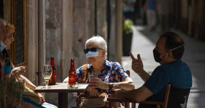 España registra repunte en casos de covid; pide nuevo confinamiento