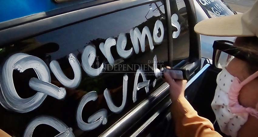 Voluntarios en Loreto regalan cubrebocas y exigen agua potable