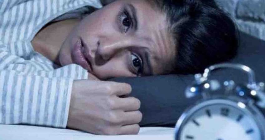 ¿Te desvelas entre semana pero duermes mucho los fines? ¡No lo hagas!